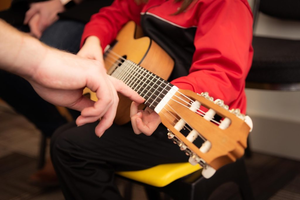 Aprende guitarra desde cero con lecciones guiadas